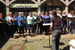 Der Frauenchor Büdingen präsentiert sich mit dem Balkanfeuer-Medley.